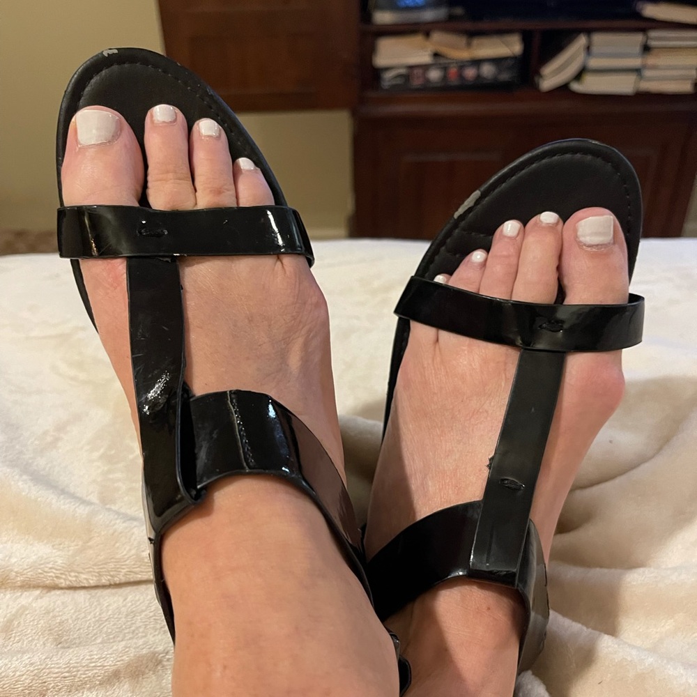 Simply Pelle Black Patent Wedges